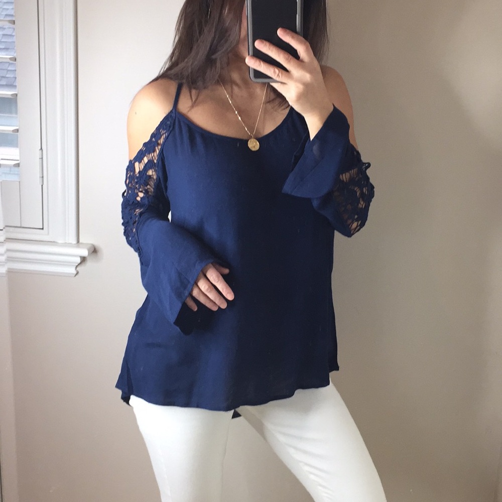 Final Price Drop ! Cold shoulder bell sleeves - Picture 1 of 8